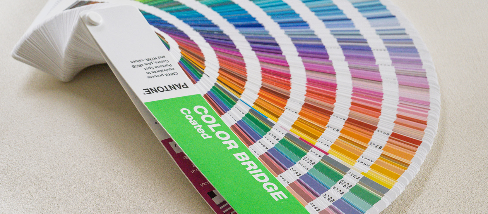 /media/koffiedrukker/images/news/originals/20251030-algemeen-pantone-pms-kleurenwaaier-solid-coated.jpg