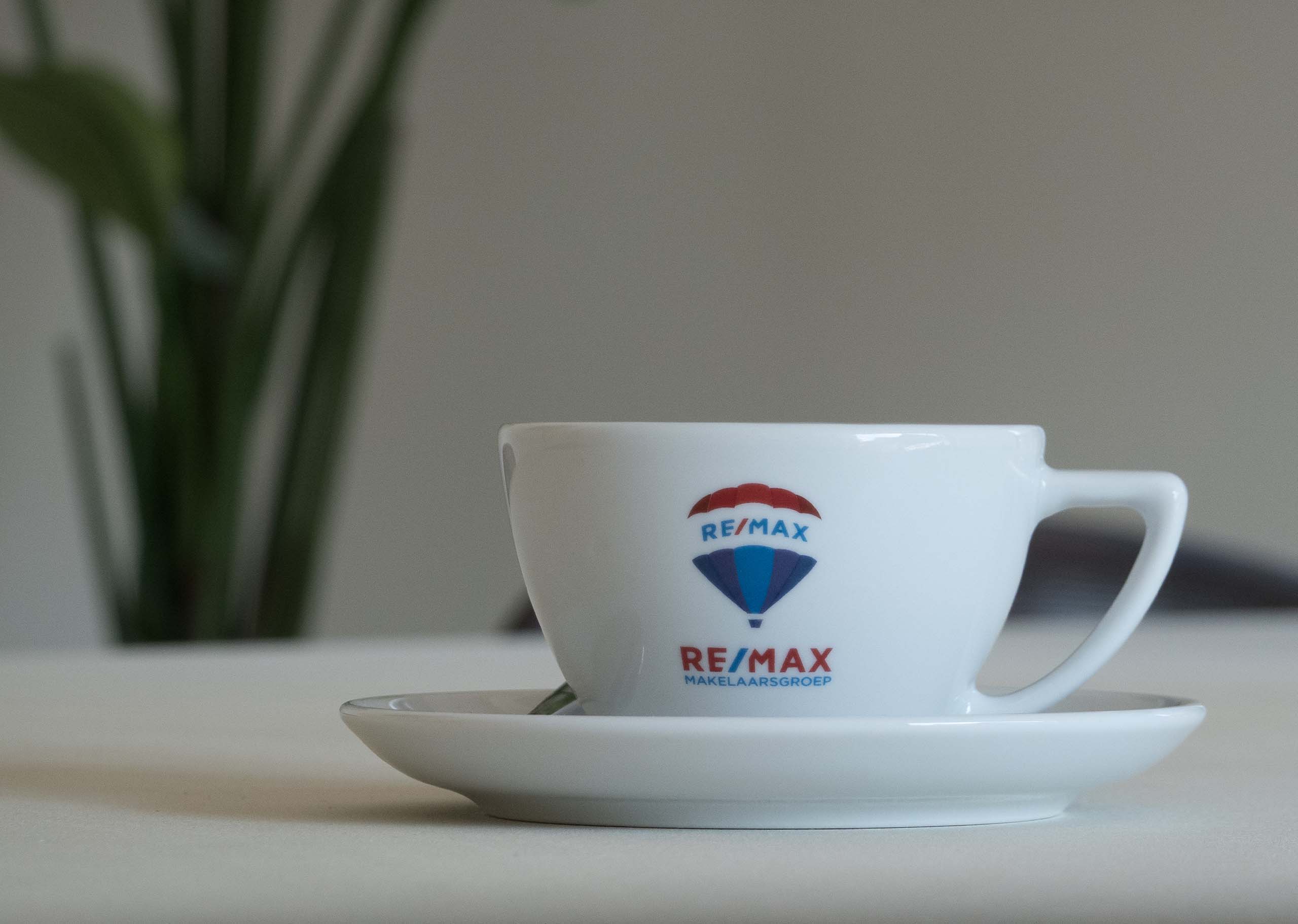 Kop en schotel met Remax logo