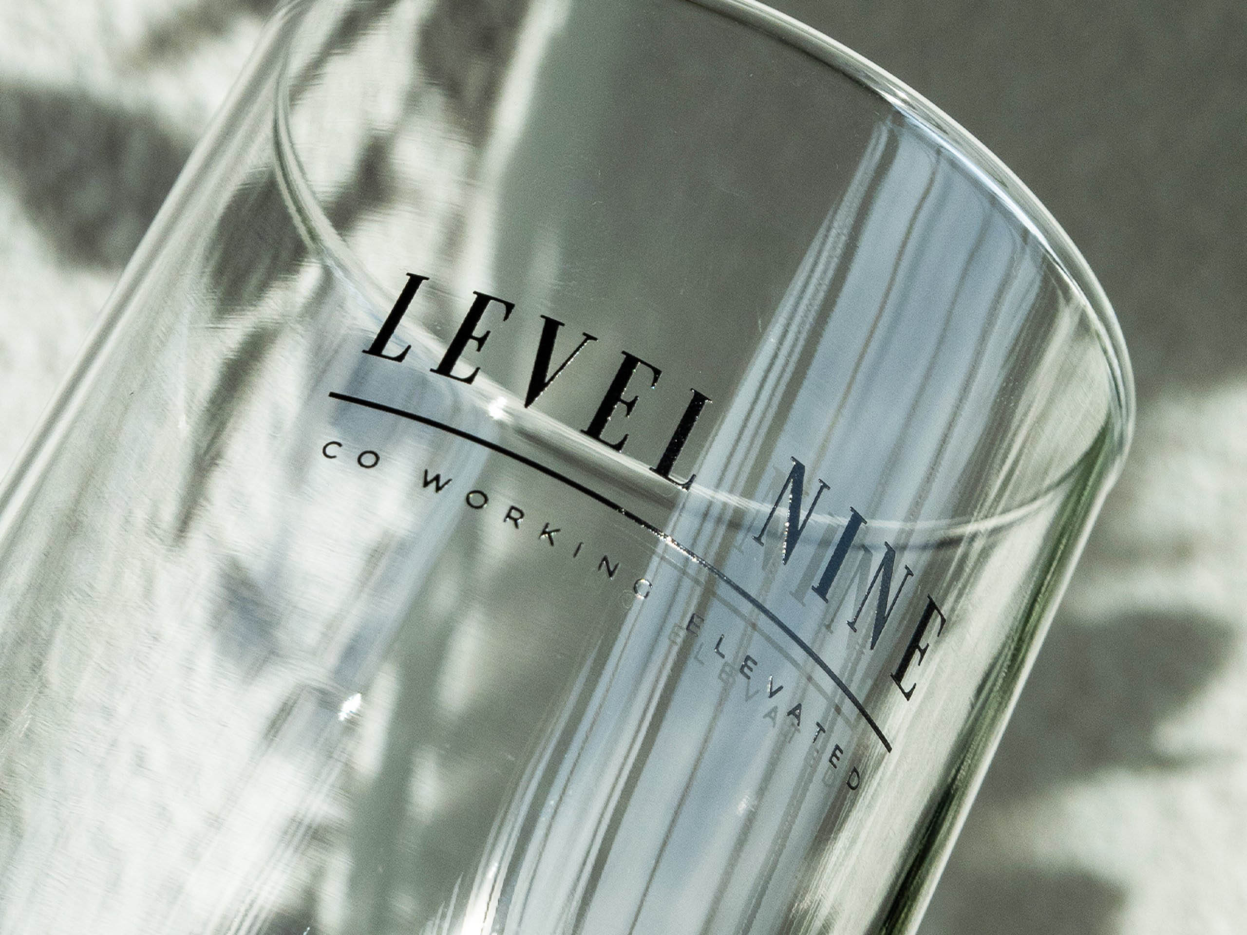 Close-up glas met logobedrukking