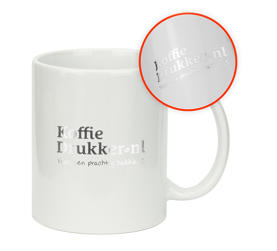 Mok met een zilveren logobedrukking