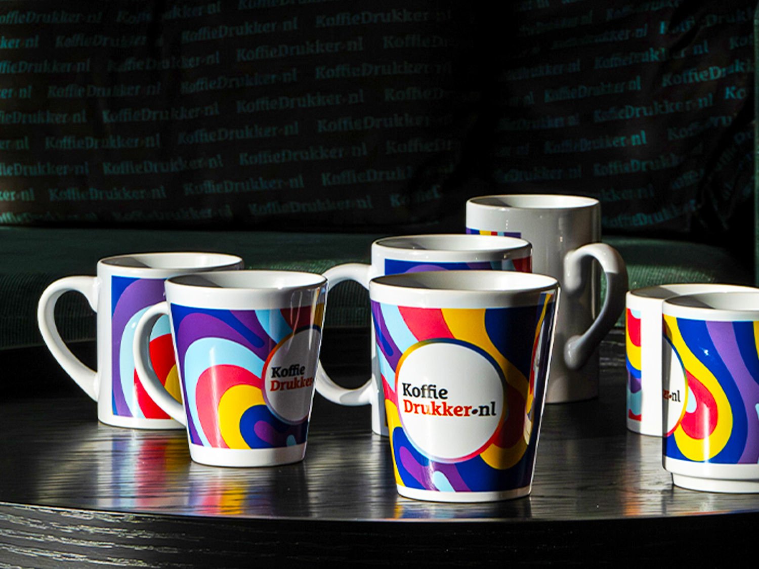 Verschillende full color kopjes en mokken
