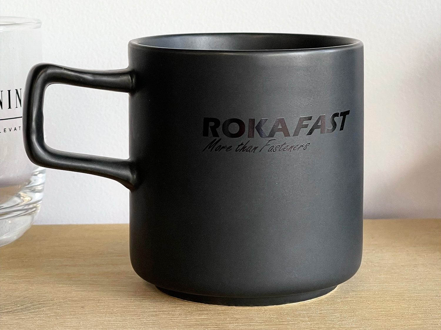 Mat zwart koffiekopje met spot-uv logo