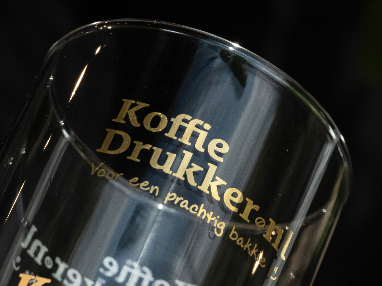 Close-up echt goud bedrukking op glas