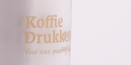 Close-up van een goudlook bedrukking op glas