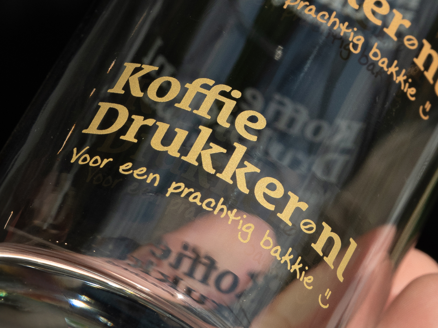 Close-up van een goudlook bedrukking op glas