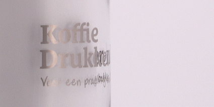 Close-up zilveren bedrukking op glas