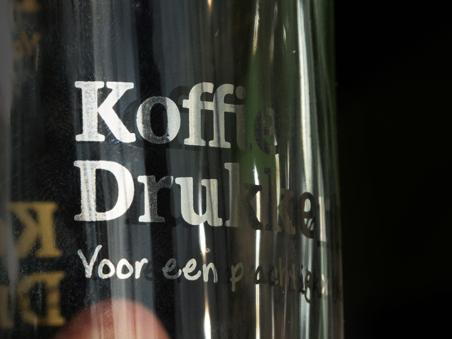 Close-up zilveren bedrukking op glas
